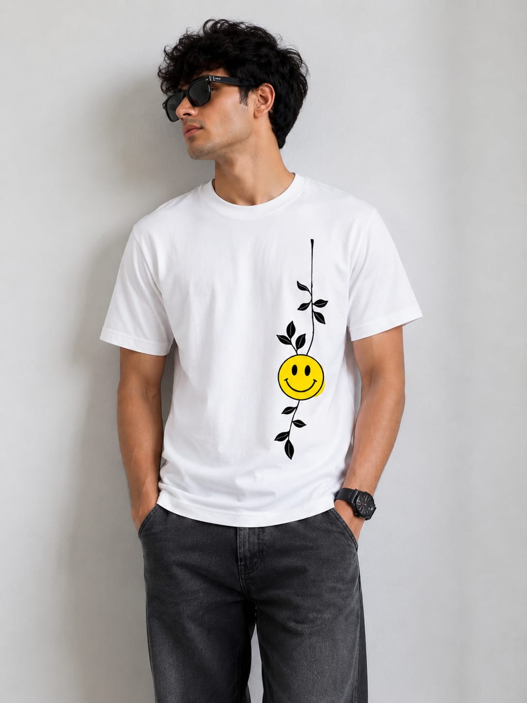Trendy Smiley Face Graphic White Round Neck T-Shirt